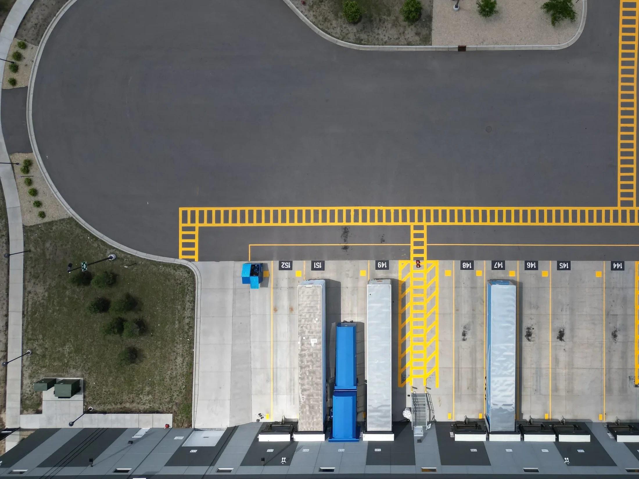 Widok z góry na centrum logistyczne i stanowiska przeładunkowe